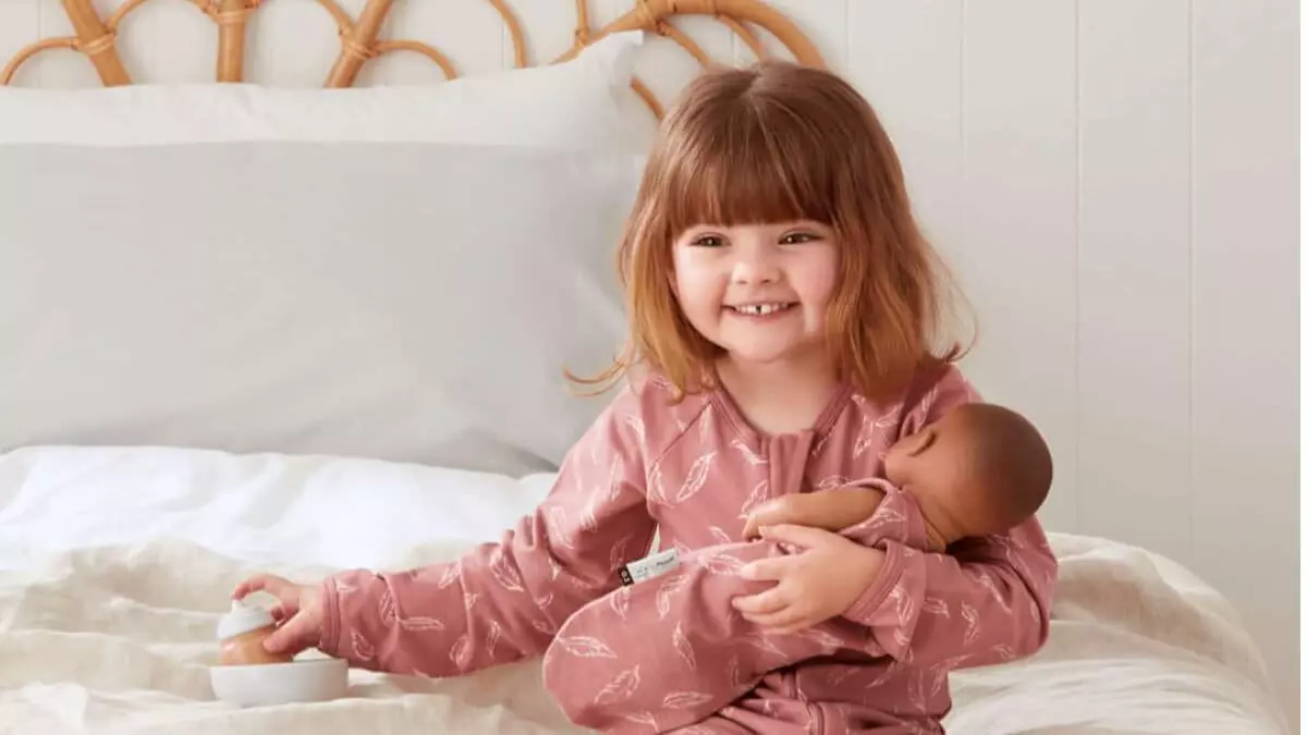 Tips for helping your toddler adjust to a new sibling