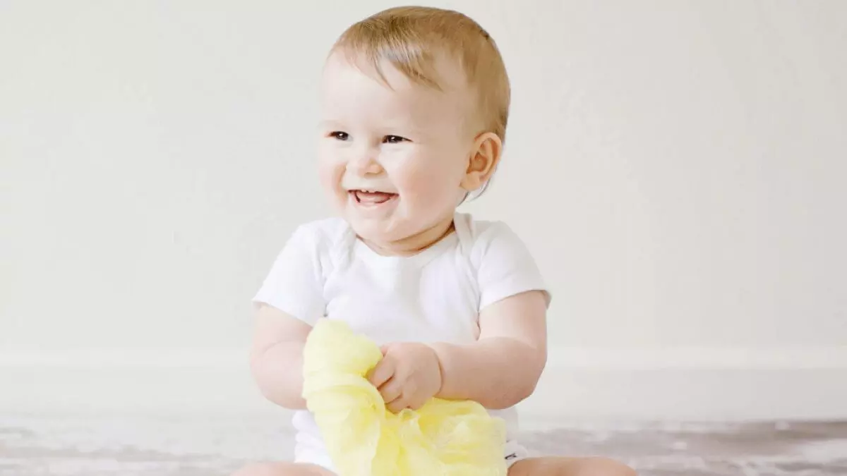 what a baby see at 8 months