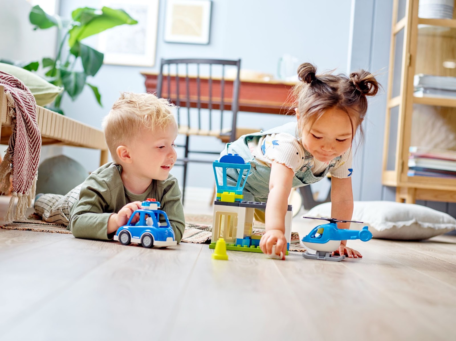 Light-up-your-little-ones-imagination-with-the-LEGO-DUPLO-Police-Station-Helicopter-Set-body-image1