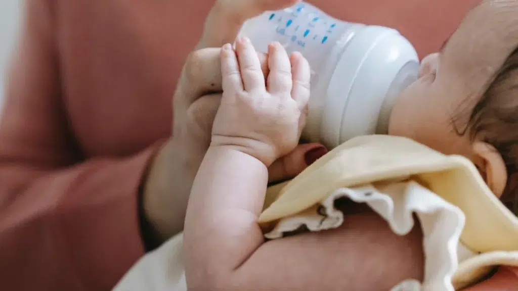 Ways you can bond with your baby on the bottle