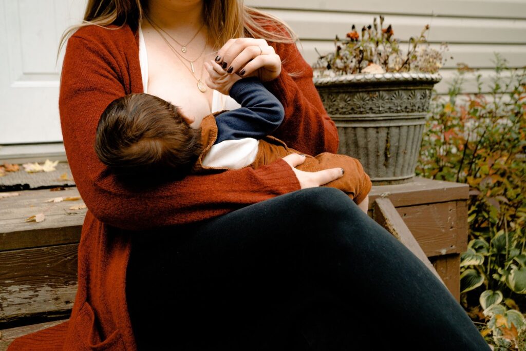 How-to-decide-between-breastfeeding-and-formula-feeding-body-image-1024x684