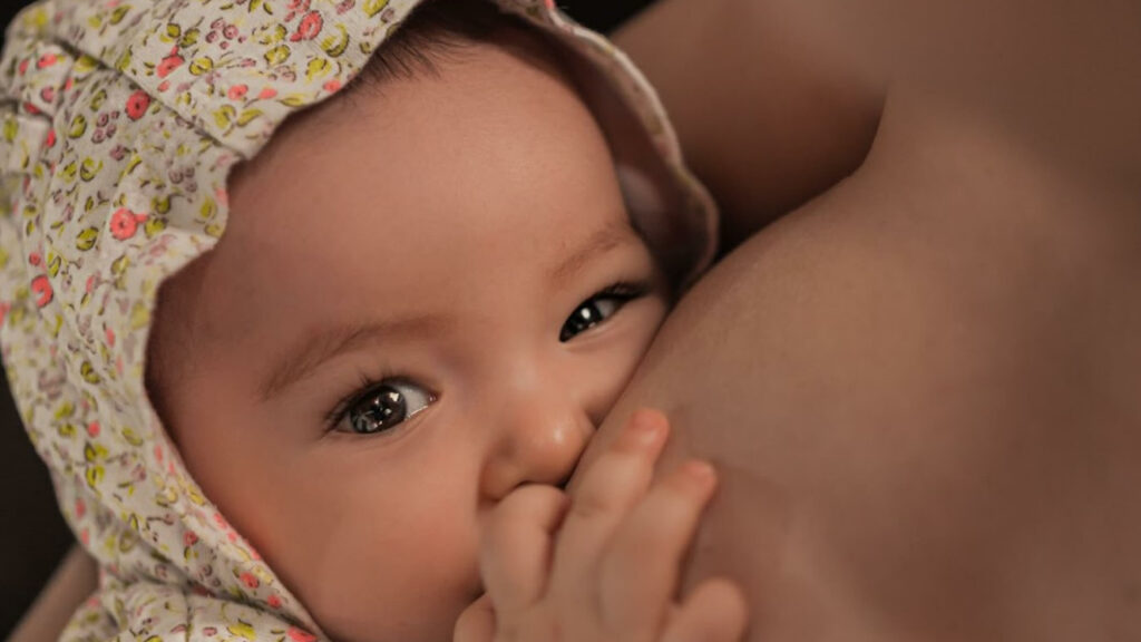 Breastfeeding and formula feeding