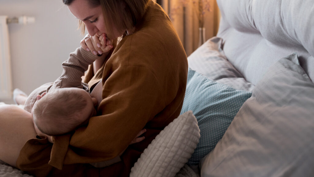 Breastfeeding and infant constipation: Symptoms and causes | Kiindred