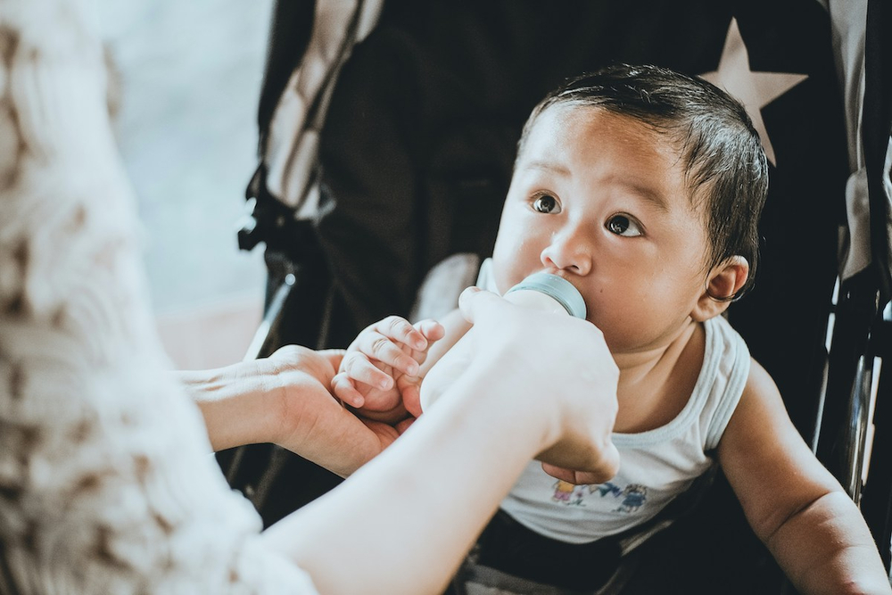 Helping your baby to take a bottle
