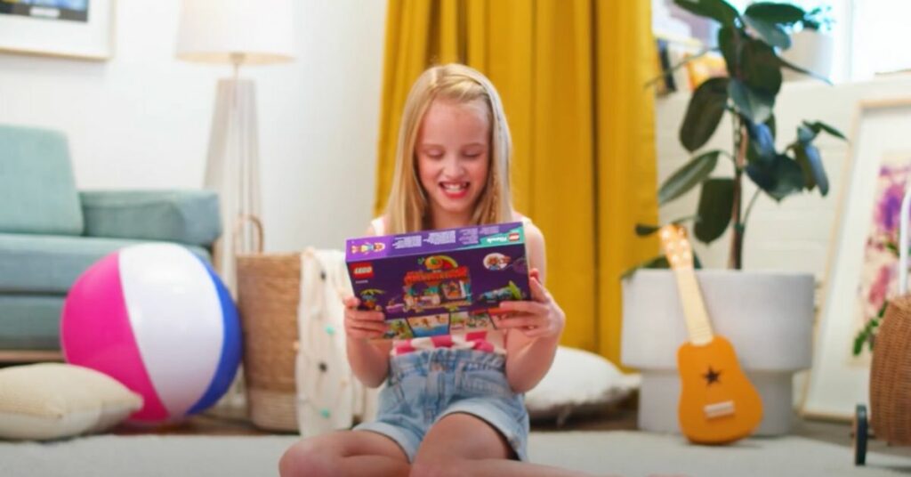 Surf, sip & play with LEGO® Friends Beach Smoothie Stand